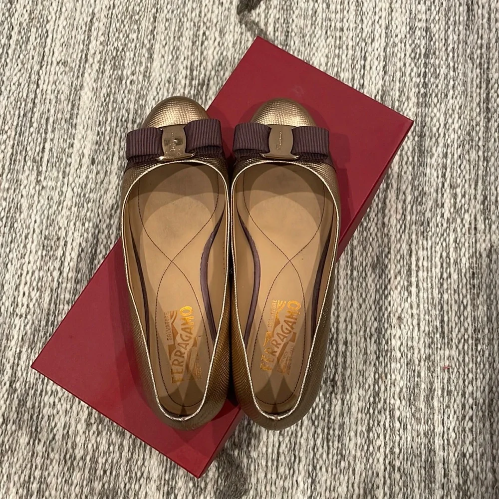 Authentic Ferragamo Varina ballet flat with original box and shoe bag size 6.5 - Picture 2 of 9